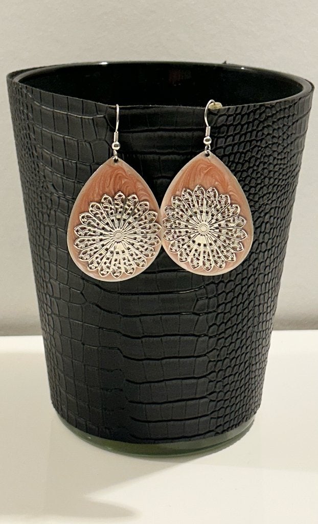Roze traanvormige oorbellen met zilverkleurig filigraanwerk, Bijoux, Sacs & Beauté, Enlèvement ou Envoi, Neuf, Rose, Pendantes