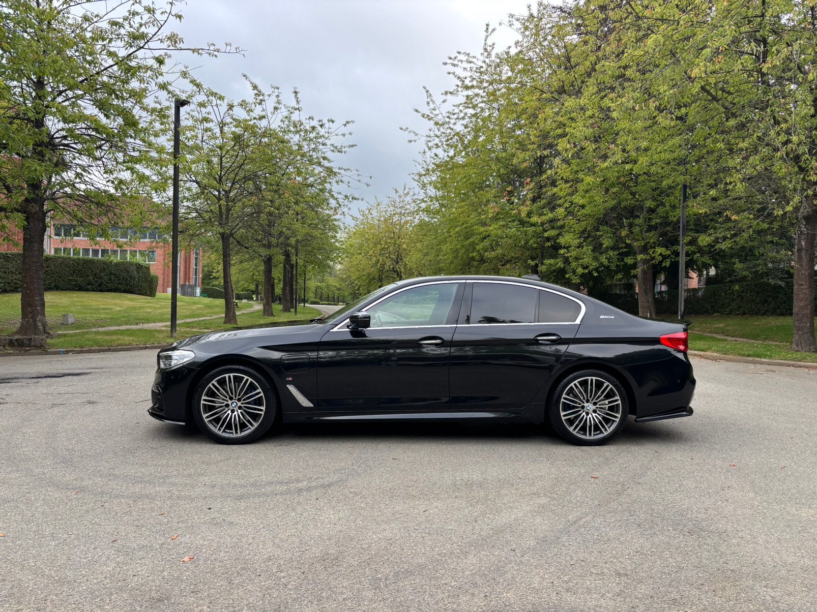 BMW 530eA PHEV Prestatiepack-M -*LED/Camera/Navi/CarPlay*, Achterwielaandrijving, 4 cilinders, Zwart, Leder