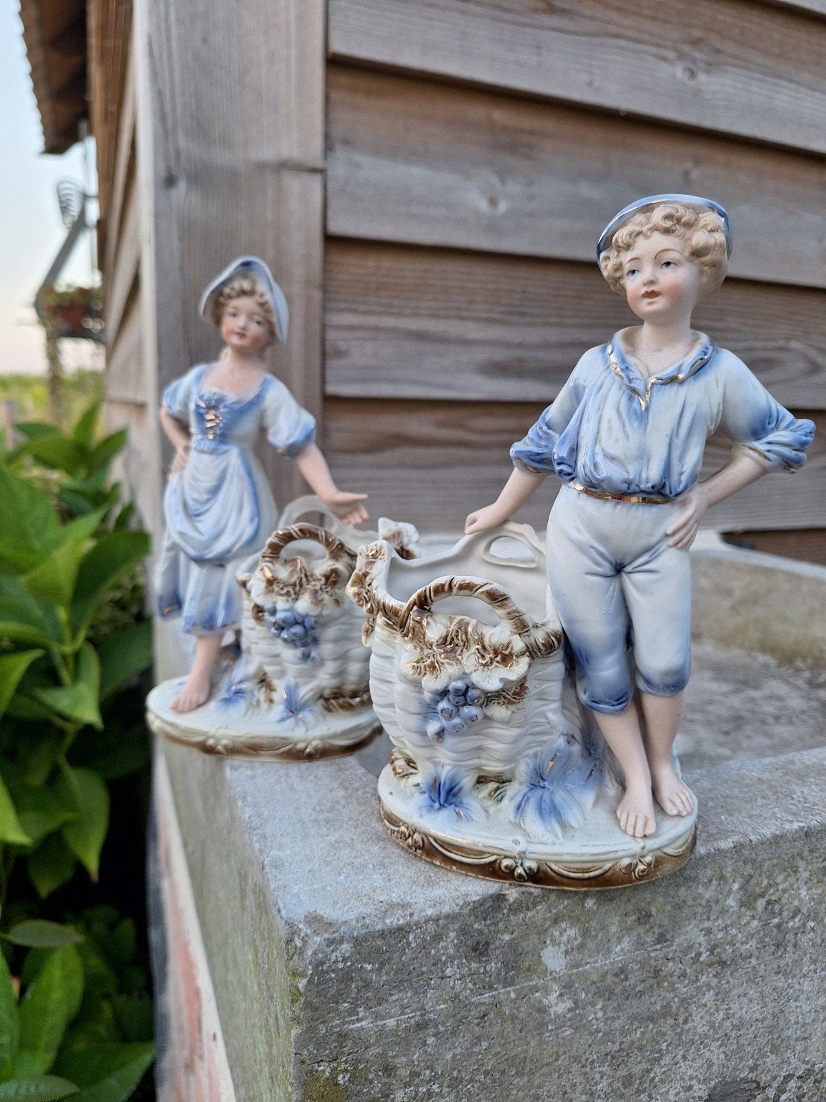 Koppel antieke beeldjes, Ophalen