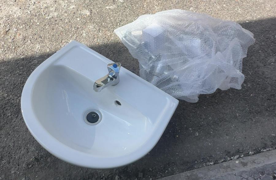 Witte lavabo met kraan, Huis en Inrichting, Ophalen, Minder dan 50 cm, Nieuw, Minder dan 25 cm