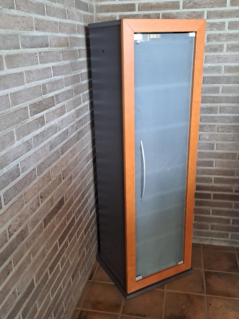 Smalle hoge vitrinekast met glazen deur, Huis en Inrichting, Ophalen, Met plank(en), Minder dan 50 cm, Zo goed als nieuw