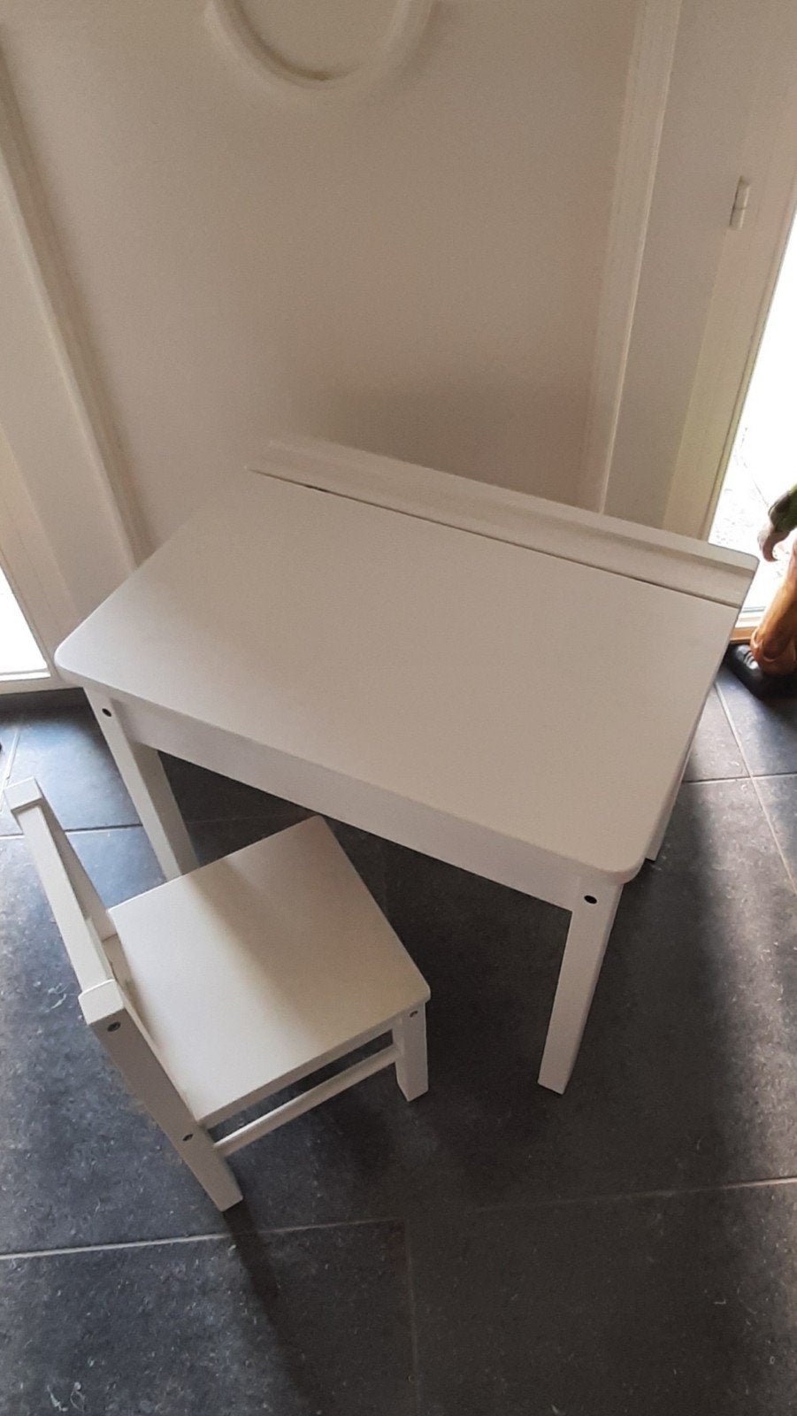 Bureau pour enfant avec chaise blanche., Enlèvement