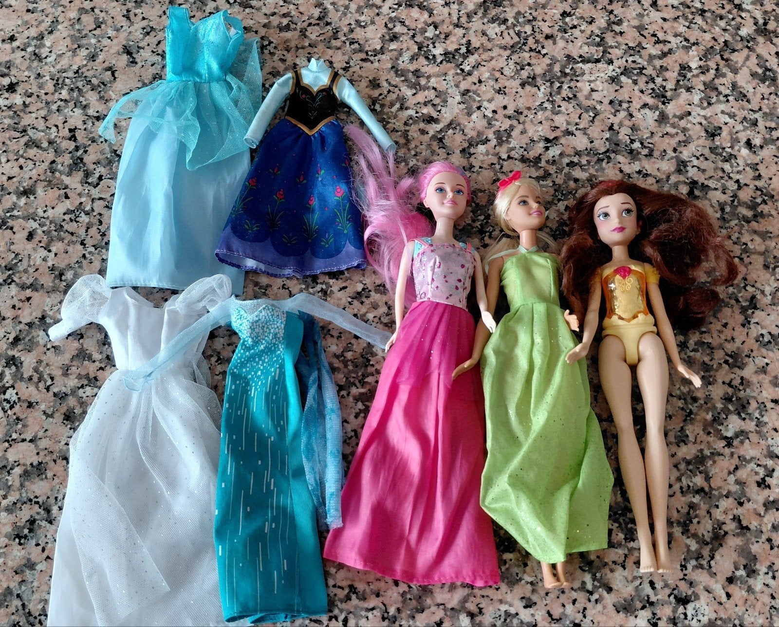 Lot de 3 barbies + 4 robes, Enfants & Bébés, Jouets | Poupées, Enlèvement