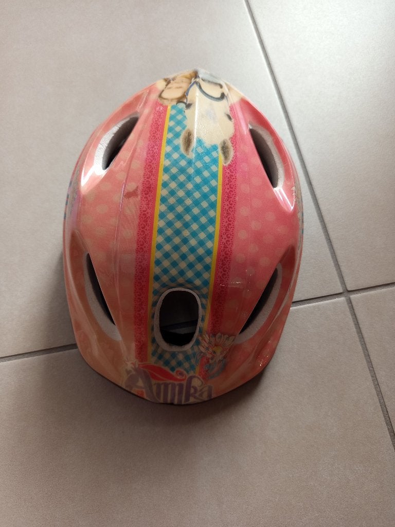 Fietshelm meisje Amika, Enlèvement, Fille