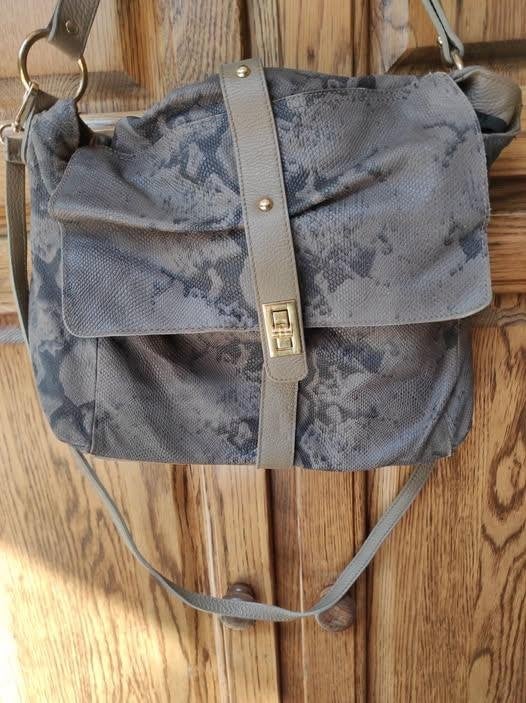 Sac à mains gris taupe en cuir effet serpent, Enlèvement ou Envoi, Comme neuf, Gris, Sac à bandoulière