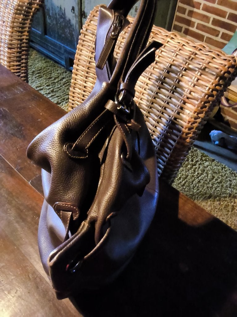 Bruine lederen hobobag van het Belgische merk Vive., Handtassen en Accessoires, Tassen | Damestassen, Ophalen of Verzenden, Zo goed als nieuw