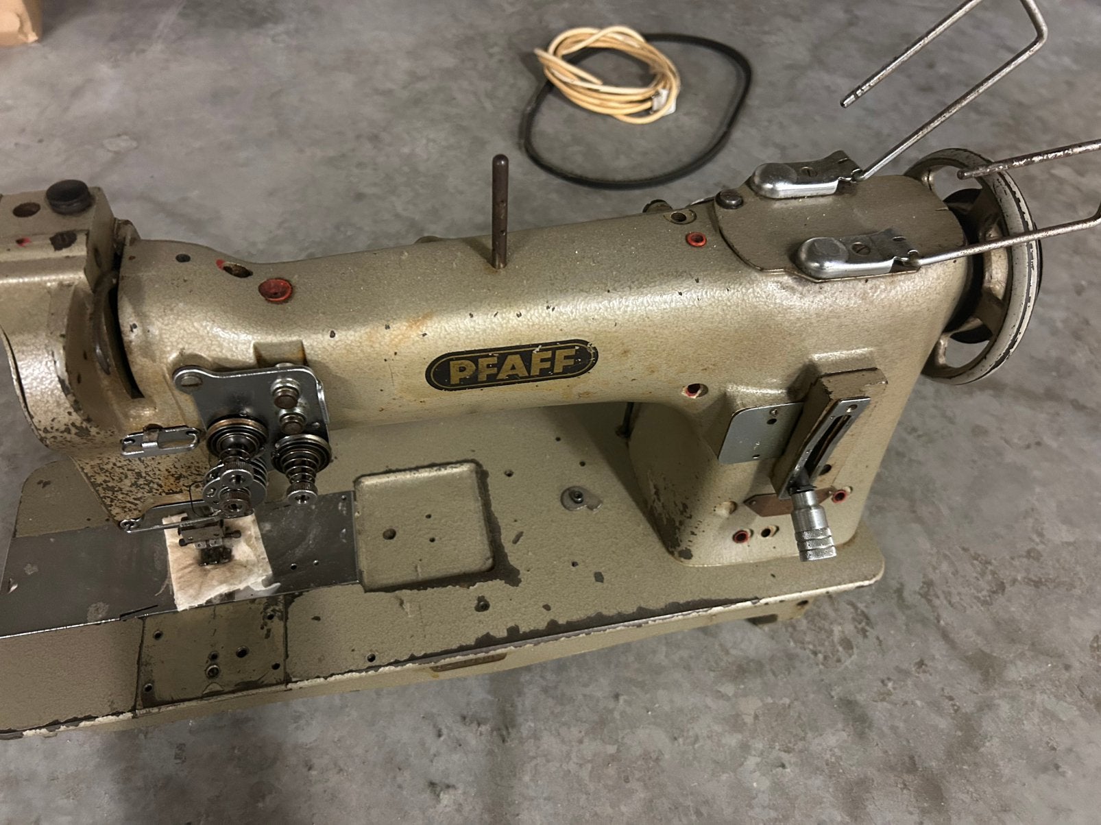 Machine industriële Pfaff à deux aiguilles avec deux bobines, Pfaff, Machine à coudre, Industrie, Comme neuf