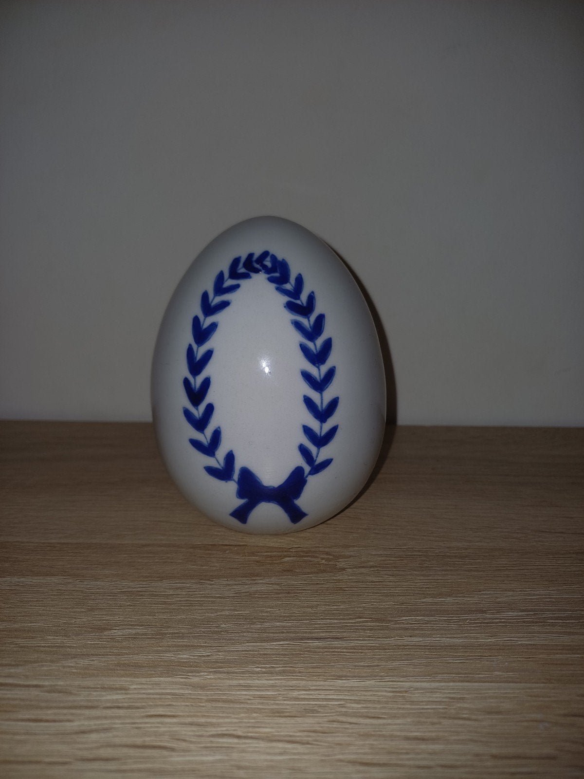 Blauw-wit porseleinen ei met lauwerkrans, Collections, Statues & Figurines, Comme neuf, Autres types, Enlèvement ou Envoi