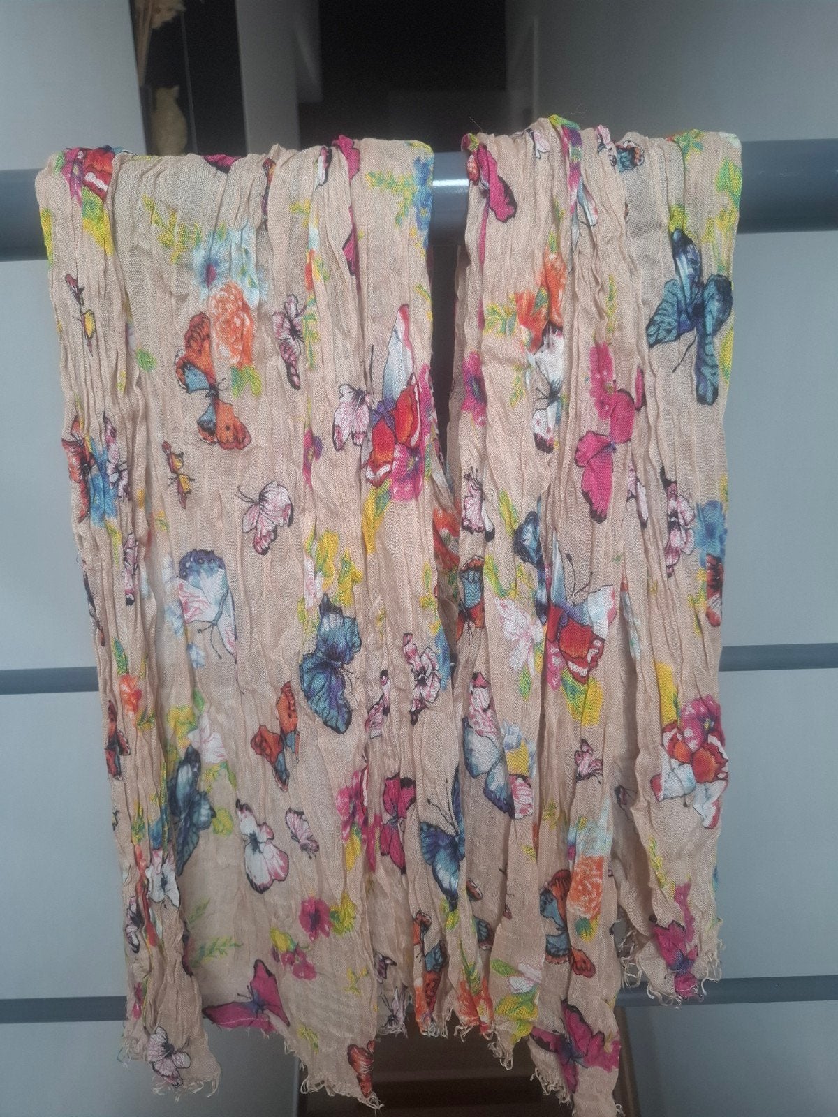 Grand foulard beige avec papillons colorés, Enlèvement ou Envoi, Comme neuf, Pashmina