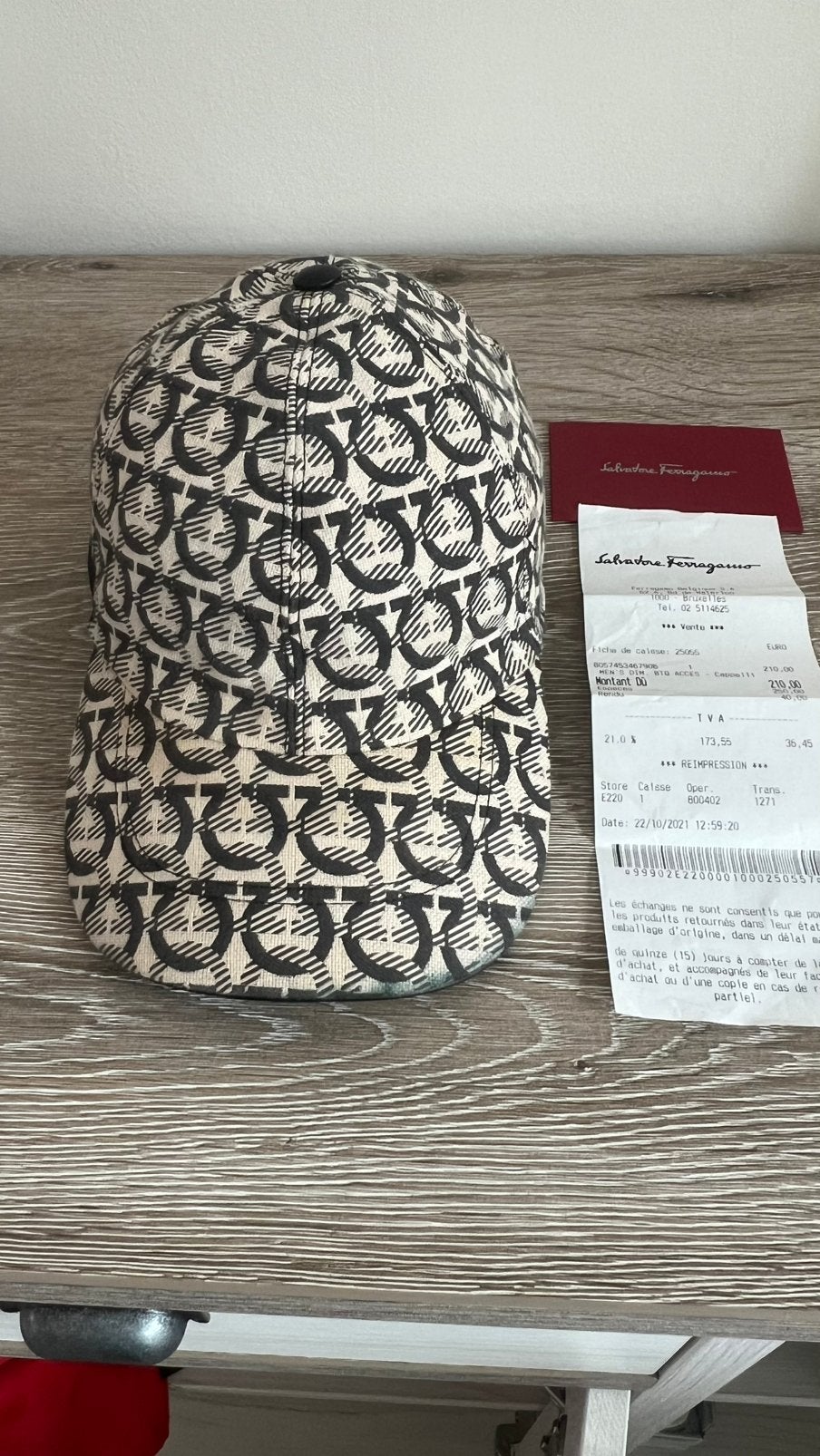 Salvo-Ferragamo pet, Ophalen, Zo goed als nieuw, Pet