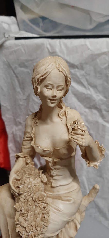 Photo : belle statue décorative fille agenouillée avec fleur, Enlèvement ou Envoi, Statue