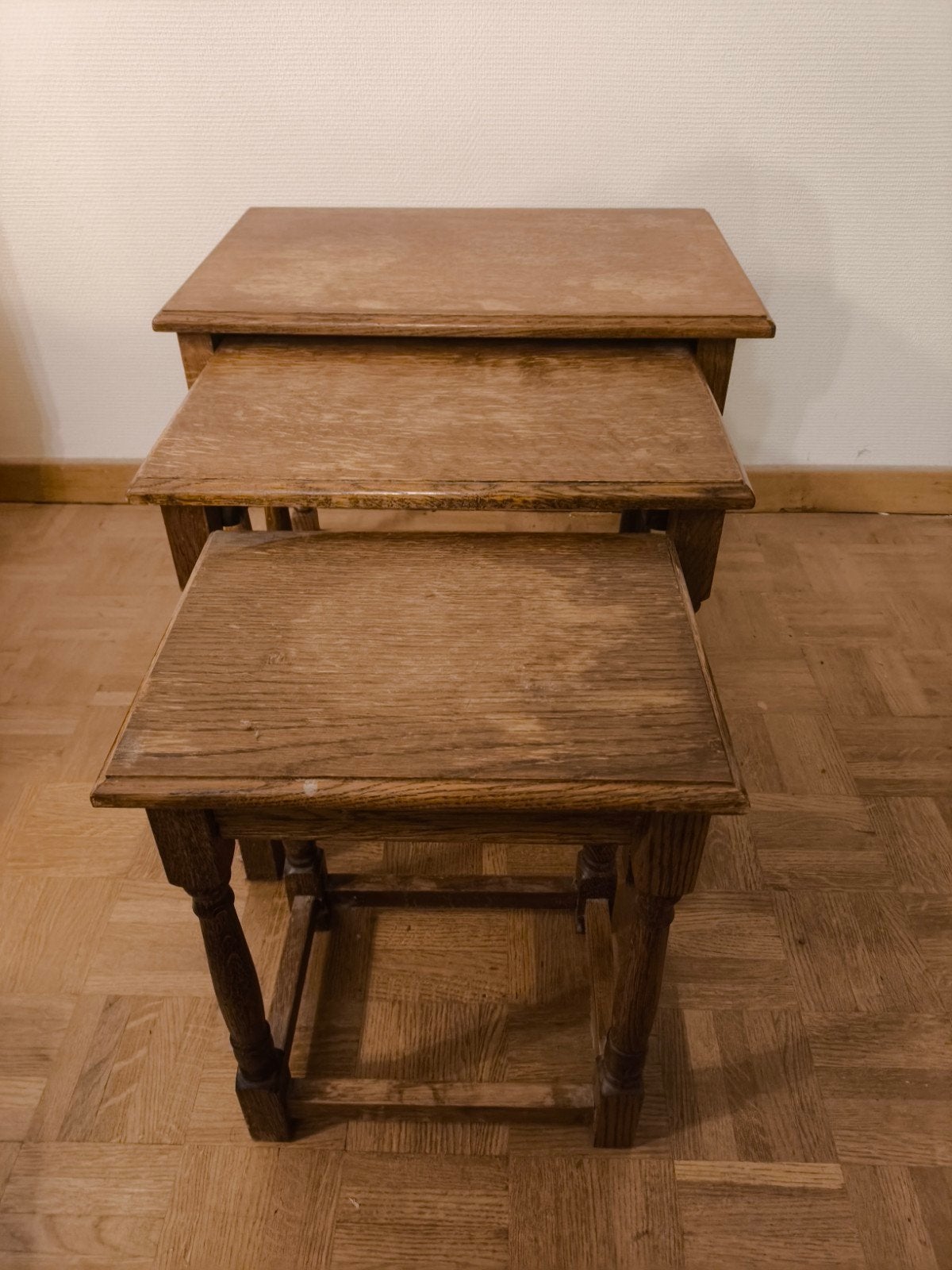 trois petites tables gigognes en bois, Enlèvement, Bois