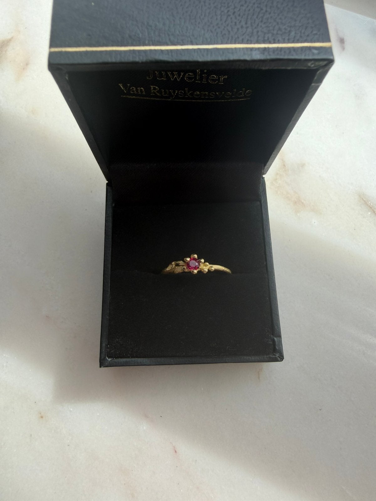 18 kt gouden ring met robijn, Ophalen, Zo goed als nieuw, Met edelsteen, Dame