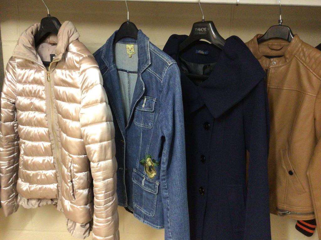 Vestes small la pièce 10€, Enlèvement