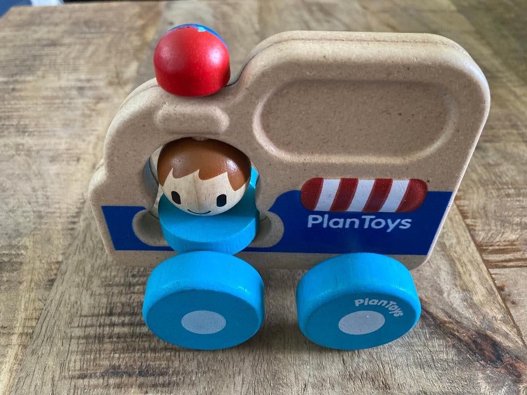 Houten politie auto - Plan toys, Ophalen of Verzenden, Gebruikt, Rij- of Hobbelspeelgoed