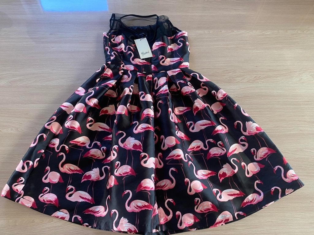 Nieuw! zwarte jurk flamingo - Yumi - maat 36, Zwart, Nieuw, Ophalen of Verzenden, Knielengte