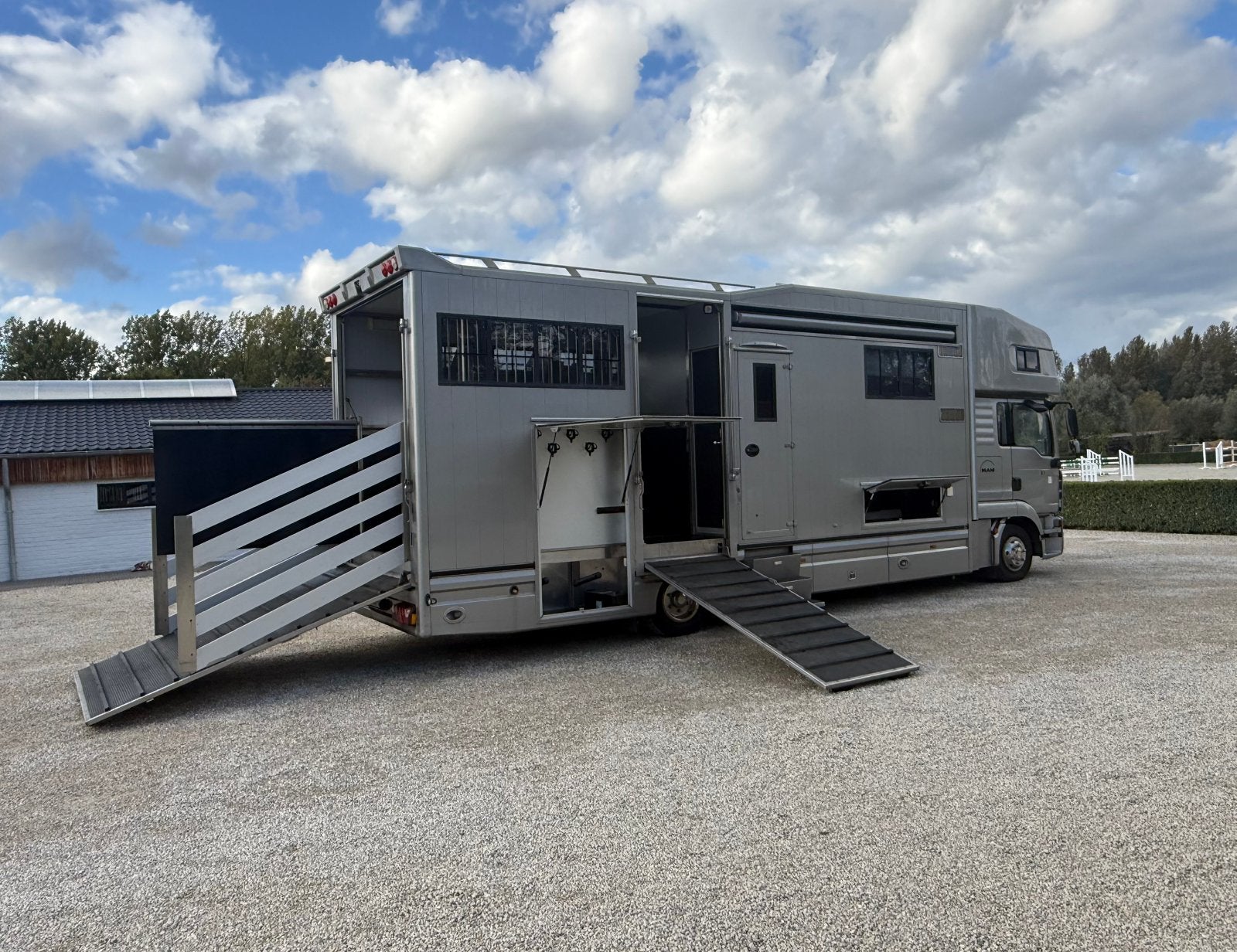 Paardenvrachtwagen voor 4 paarden roelofsen met mobilhome, Dieren en Toebehoren