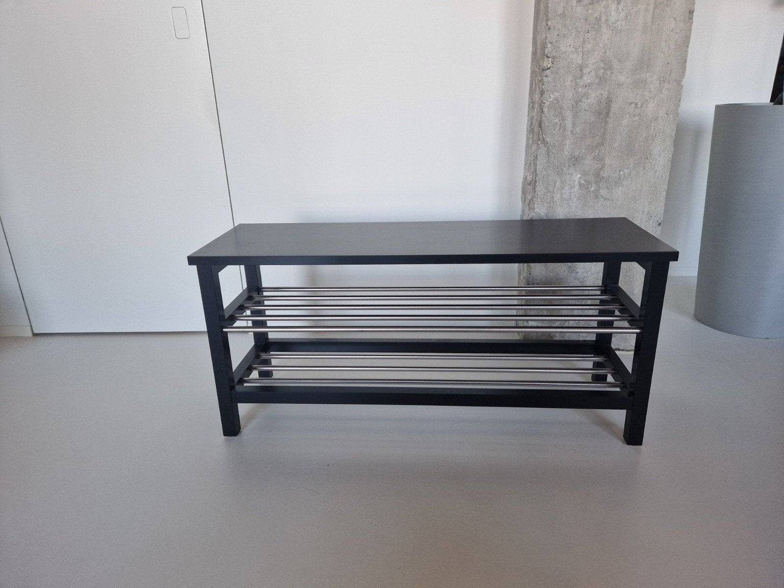 Tjusig Ikea bank met schoenenrek zwart, Ophalen, Zo goed als nieuw
