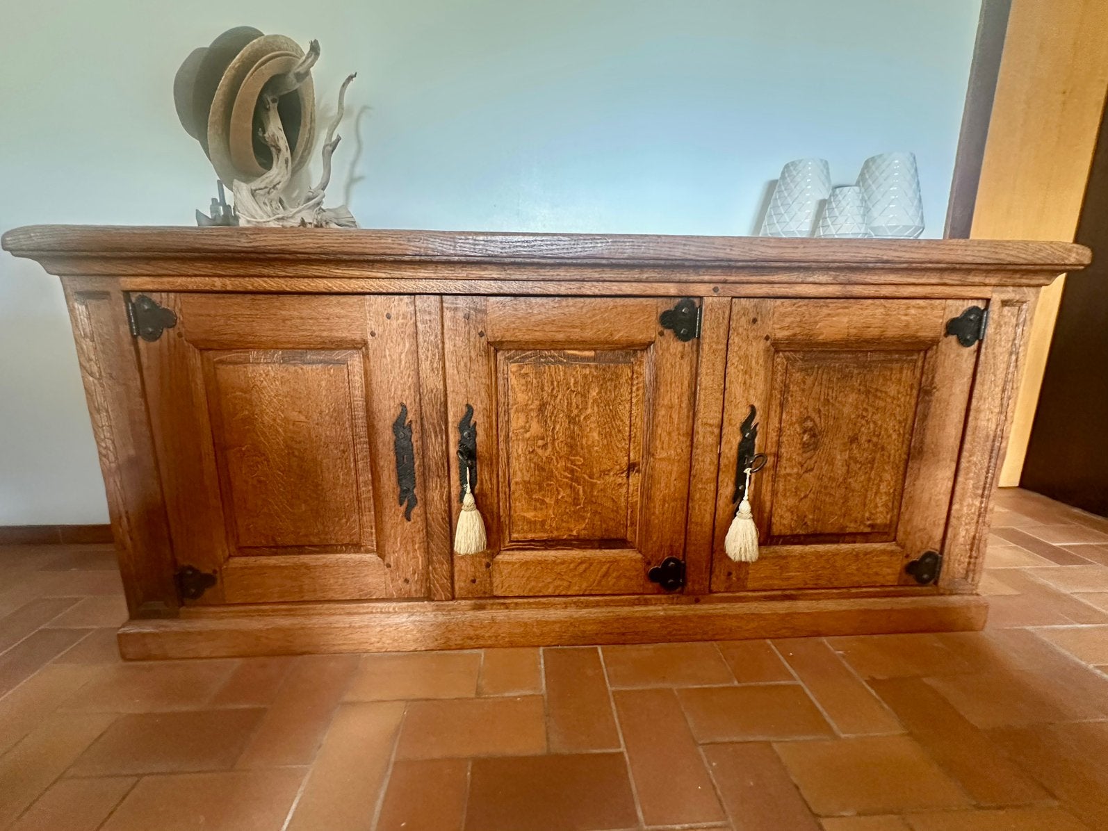 Buffet 3 portes en bois massif, Enlèvement, Comme neuf