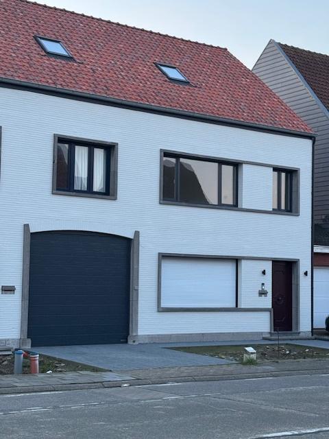 Te koop woonhuis met achterliggende weide te Zele, Provincie Oost-Vlaanderen, Vrijstaande woning, 3 kamers, 9240 Zele