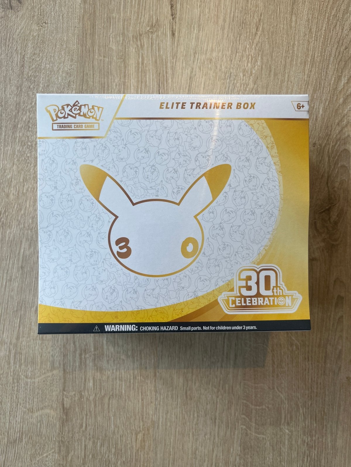 30th celebration Elite trainer box, Hobby en Vrije tijd, Ophalen of Verzenden, Zo goed als nieuw