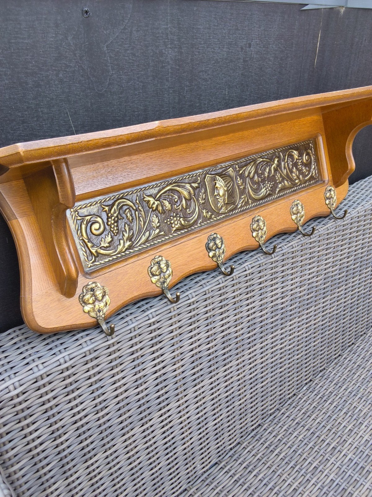 WANDKAPSTOK MET METALEN RELIEF, Ophalen, Gebruikt, Hout, Wandkapstok