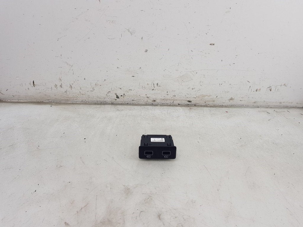 AUX/USB POORT Renault Express (01-2021/-) (|280233791R|), Gebruikt, Renault, Peter-Huppertz-Straße 5
51063  Köln, DE, Dialog.deutschland@renault.de