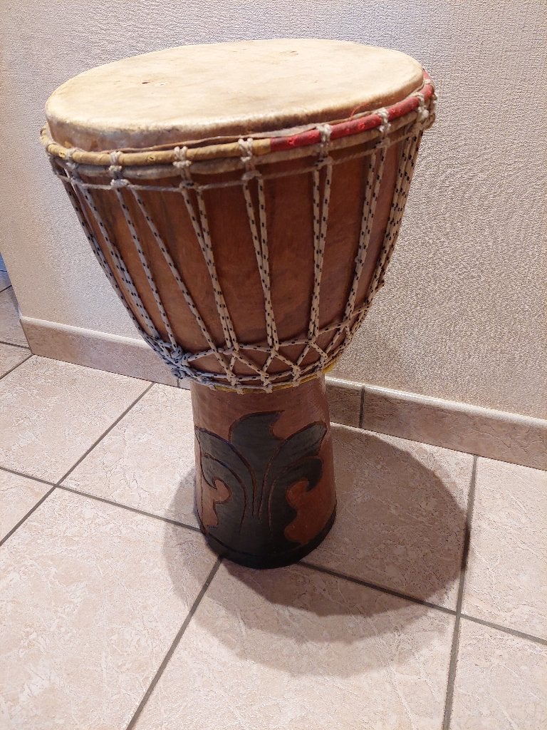 grand djembé africain en bois avec peau de chèvre, Enlèvement ou Envoi, Utilisé, Tambour