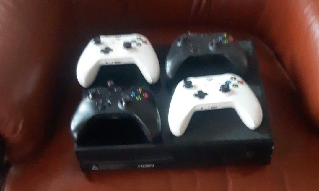 Xbox One S 500GB + 3 controllers + 15 games in geheigen, Games en Spelcomputers, Spelcomputers | Xbox One, Ophalen, Xbox One, Zo goed als nieuw