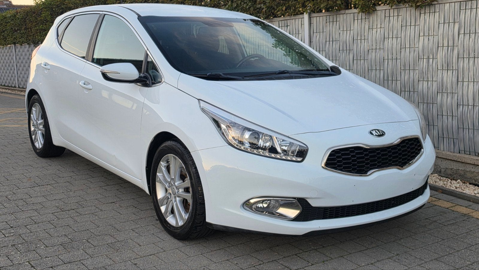 KIA Ceed 1.4i eco dynamics 07/2015 Gekeurd voor verkoop, Auto's, Voorwielaandrijving, Euro 5, Stof, Zwart