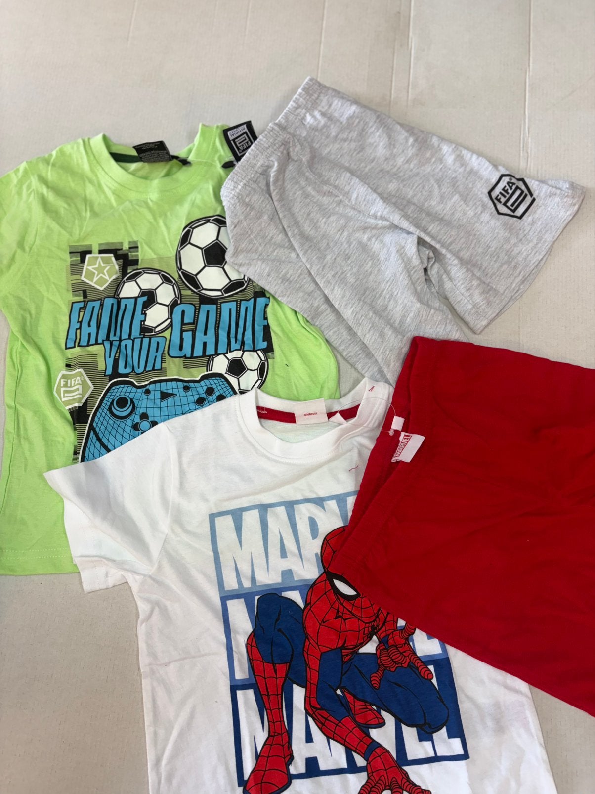 Grote partij 900 stuks dames heren en kinderkleding, Ophalen, Nieuw