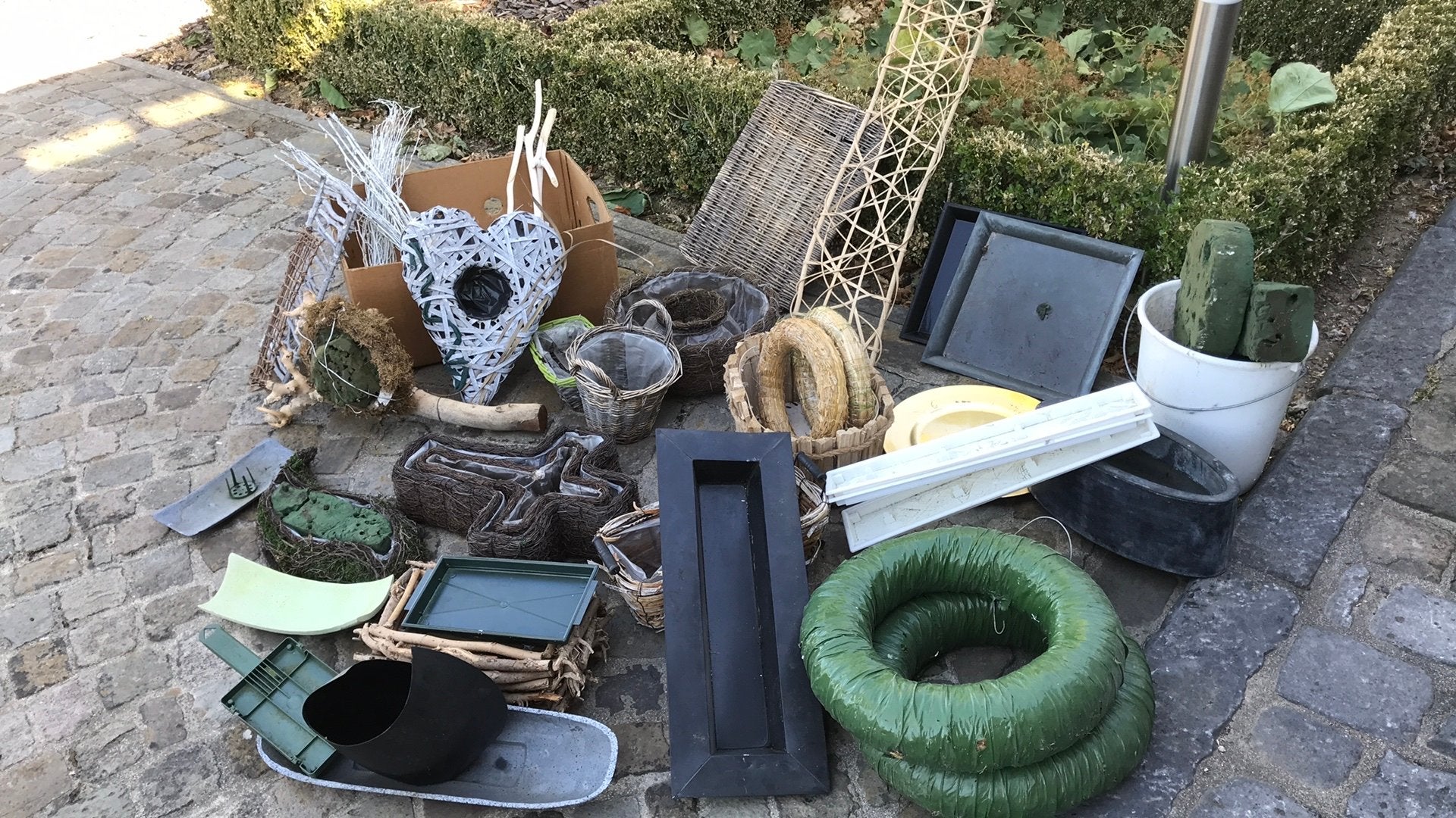 Bloemschikmateriaal, Ophalen
