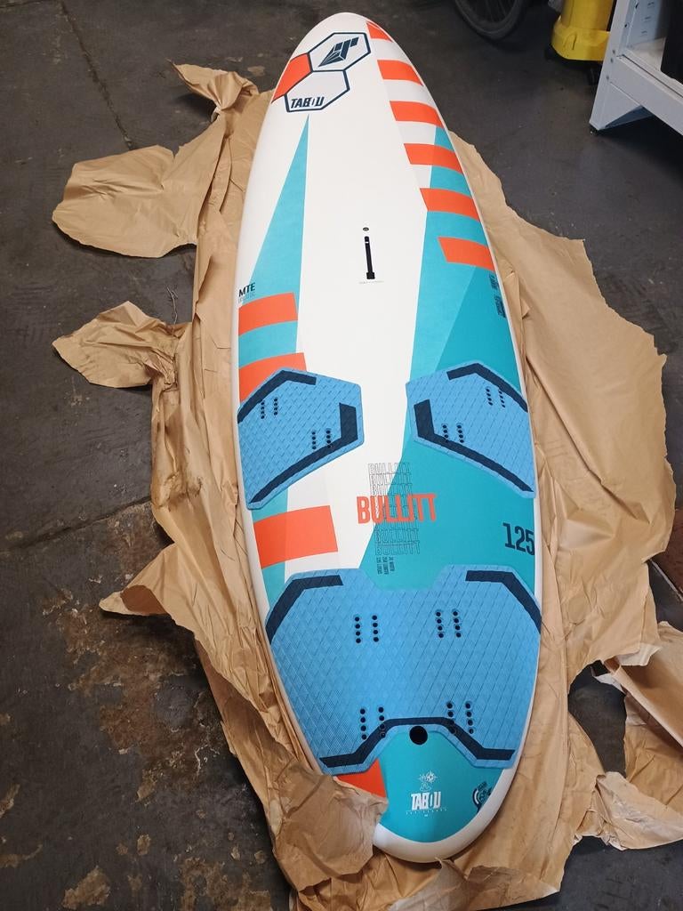 Tabou Bullitt 125 nieuw met dikke nieuwe boardbag, Watersport en Boten, Windsurfen, Ophalen
