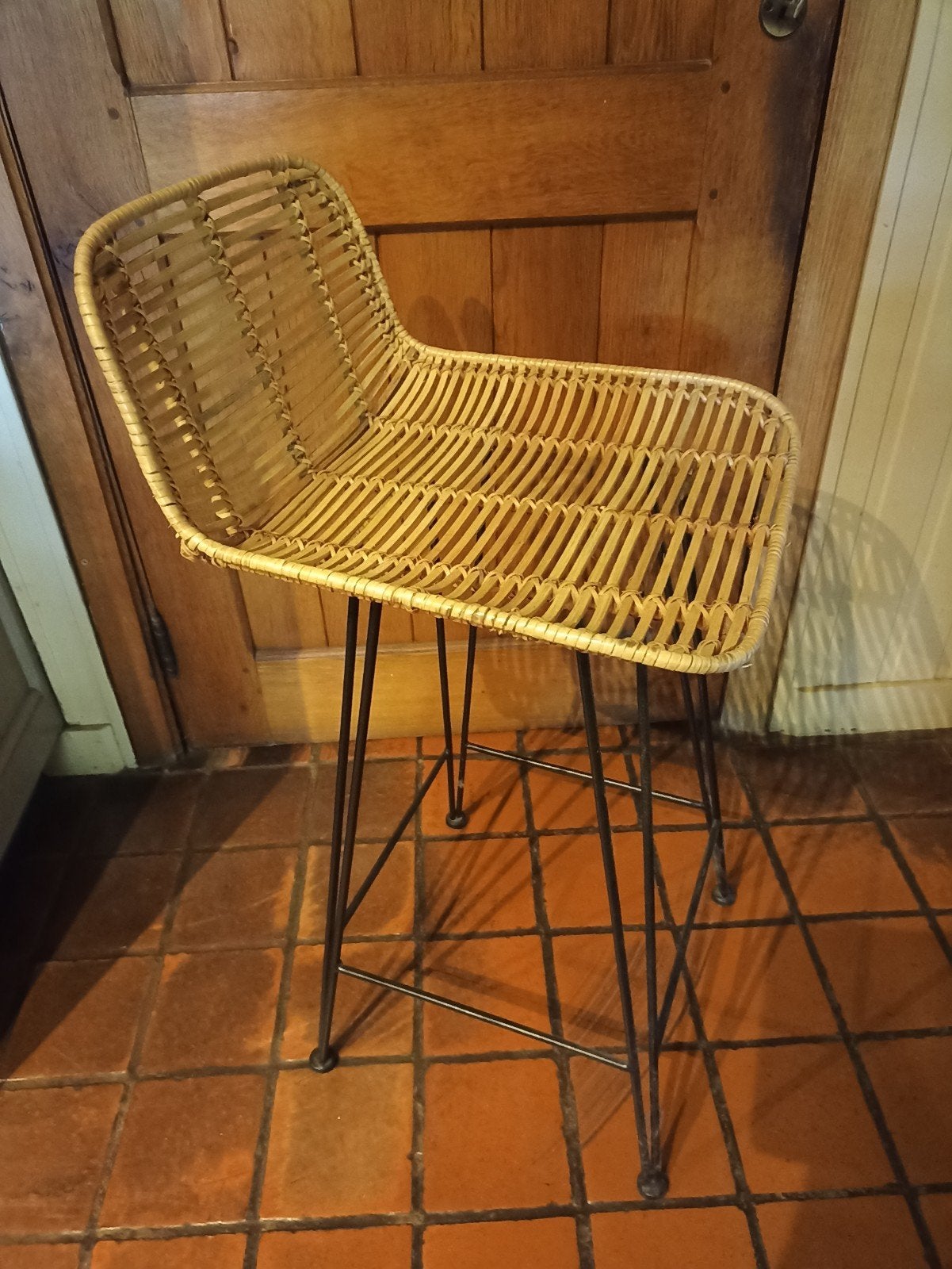 kruk met zwarte metalen poten en rieten zitvlak, 90 cm ou plus, 1 tabouret, Comme neuf, Enlèvement