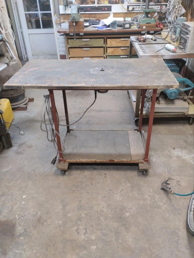 Tafel op zwenkwielen met frees, Ophalen