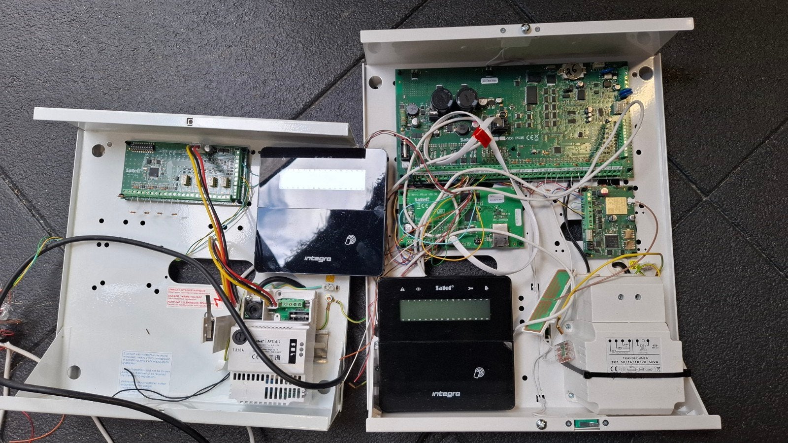Satel integra 256 plus alarmcentrale met uitbreiding, Doe-het-zelf en Bouw, Ophalen of Verzenden, Gebruikt