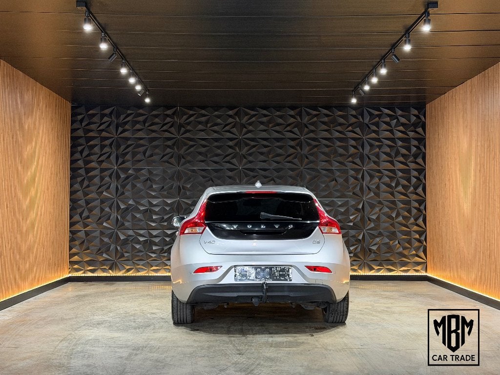 ✅ Volvo V40 1.6 D2 Ocean Race GARANTIE Navi Leder Trekhaak, Auto's, Volvo, Voorwielaandrijving, Euro 5, 88 g/km, Zwart