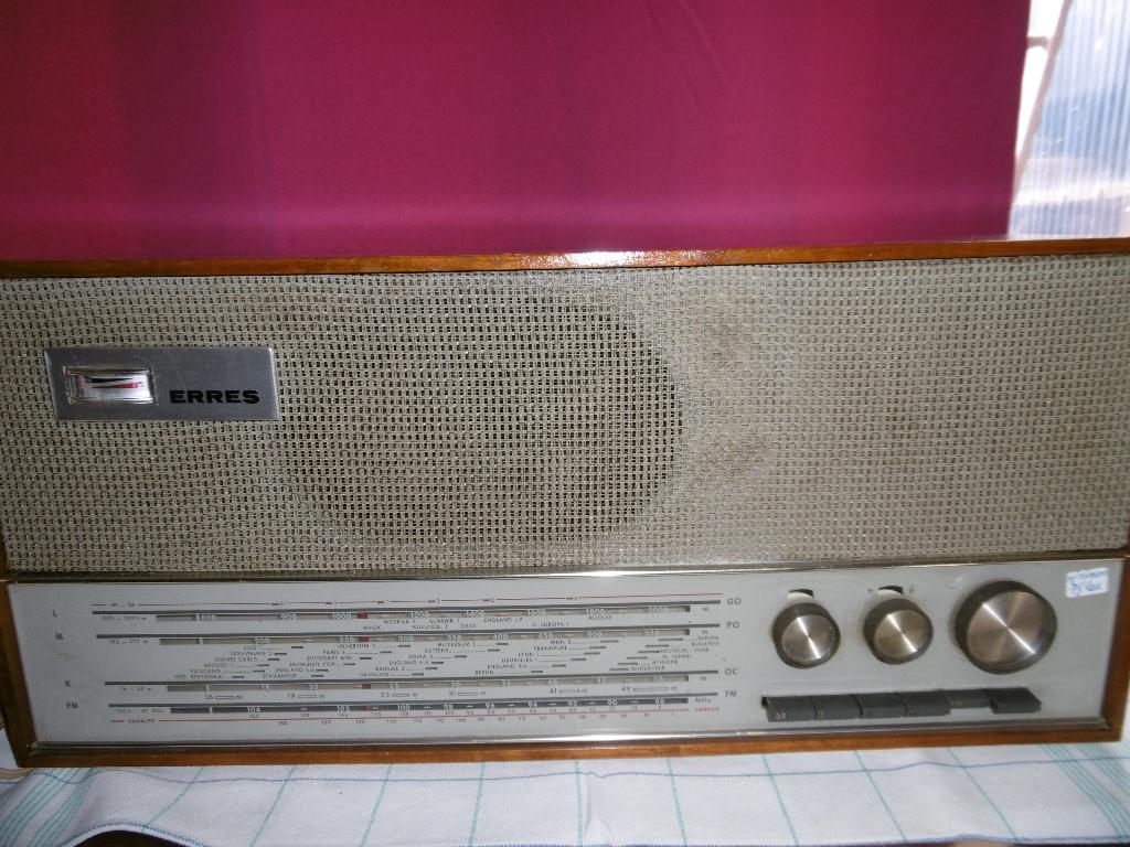 ERRES RADIO AVEC FM EN FONCTION TRES BIEN, Antiek en Kunst, Ophalen