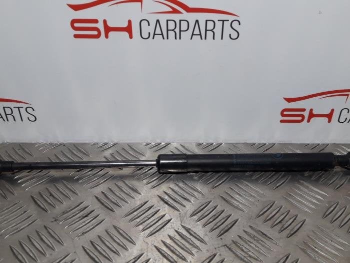 Amortisseur capot moteur droit d'un BMW 1-Serie, -, 3 mois de garantie, Utilisé, -