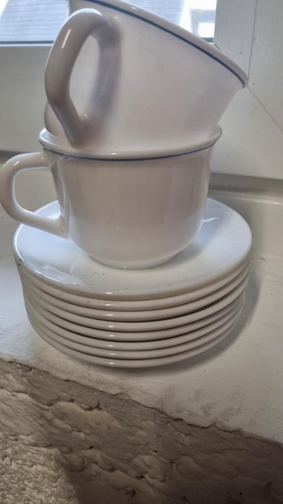 8 soucoupes et 2 tasses blanches avec bord bleues, Antiquités & Art, Enlèvement