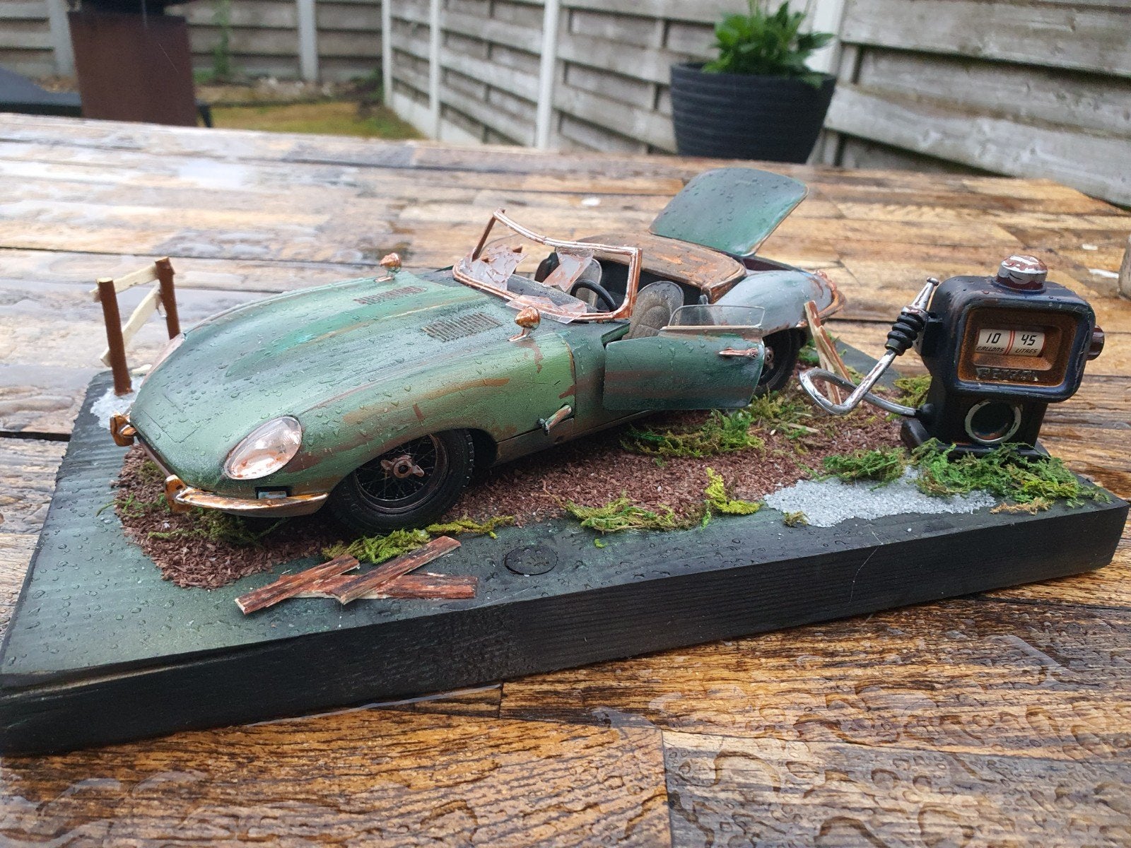 Diorama 1.18 jaguar E cabriolet abandoned, Ophalen