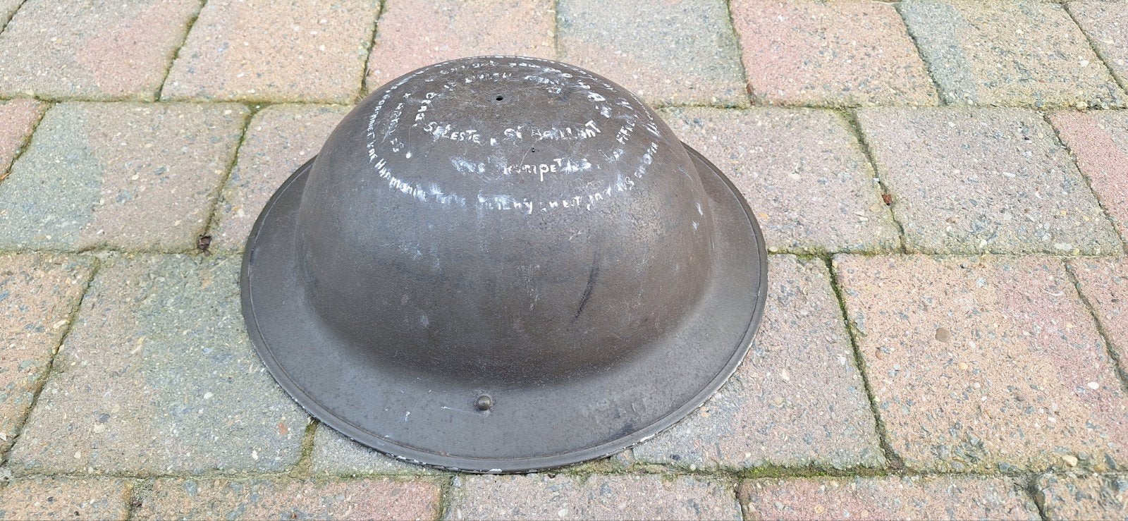 Casque anglais BMB 1943, Collections, Enlèvement