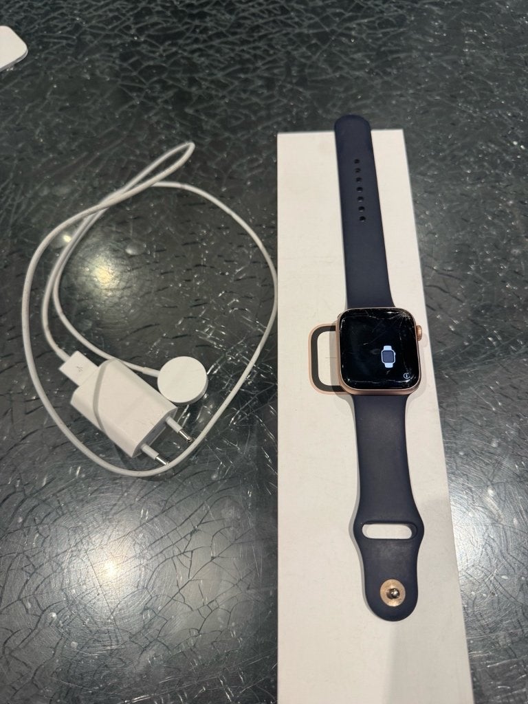 Apple Watch Series 4 – 44 mm GPS – Gold - écran fissuré, IOS, Enlèvement, Utilisé, GPS