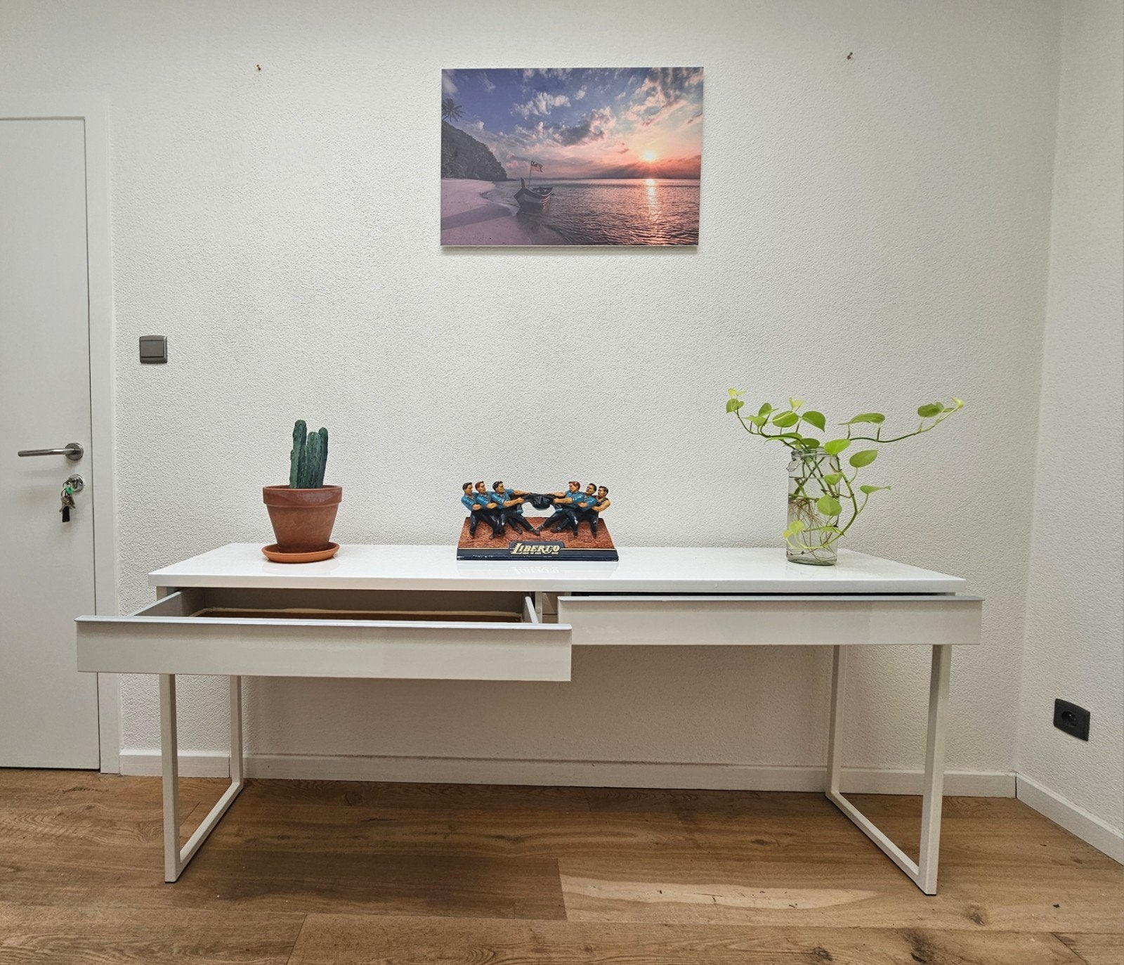 Witte wandkast, Ophalen