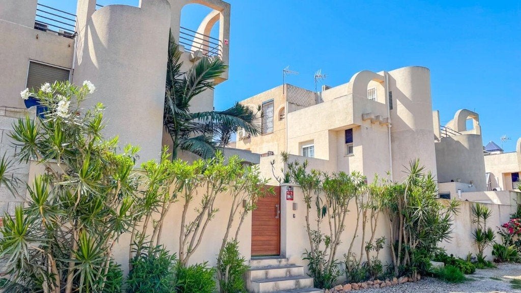 Gerenoveerde duplex hoekwoning in Torrevieja, Immo, Torrevieja, 51 m², Spanje, Woonhuis