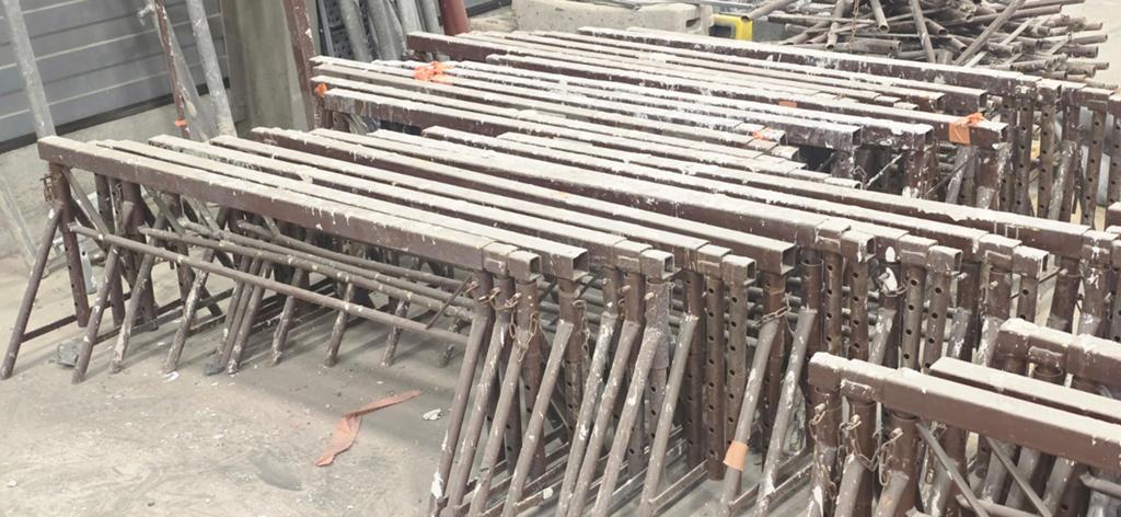 Lot de 50 pièces : Müba Putzgerüstbock Typ 1 (Off), Bricolage & Construction, Échafaudages, Enlèvement