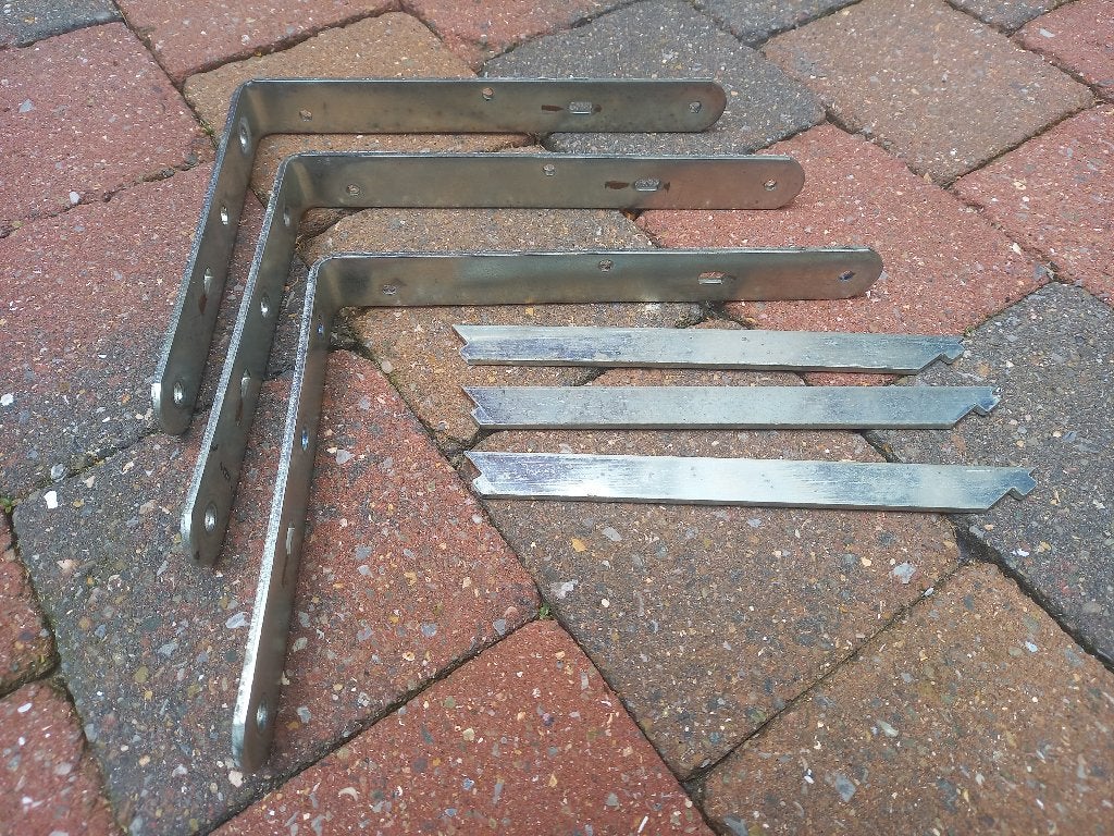 3 Equerres pour étagères en acier zingué gris/argent, Enlèvement ou Envoi, Utilisé, 250 mm ou plus, Autres types