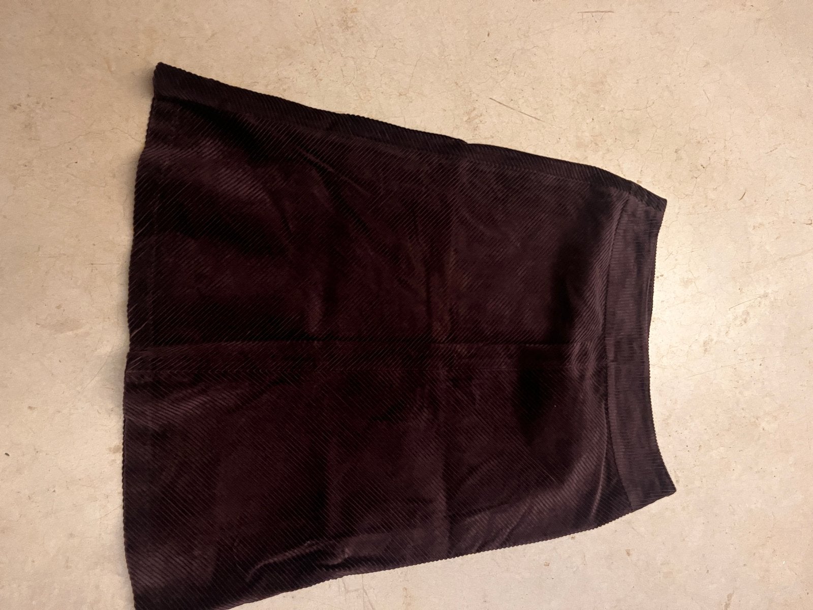 Jupe en velours aubergine taille 44, Vêtements | Femmes, Taille 42/44 (L), Enlèvement ou Envoi, Comme neuf, Longueur genou