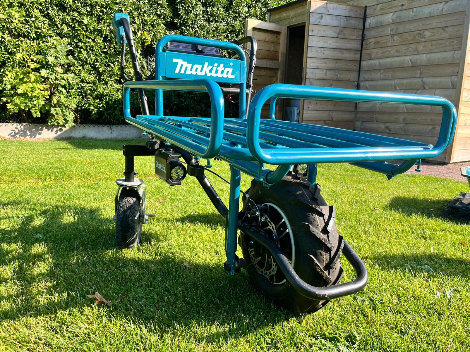 Makita elektrische kruiwagen zoals nieuw! met toebehoren.