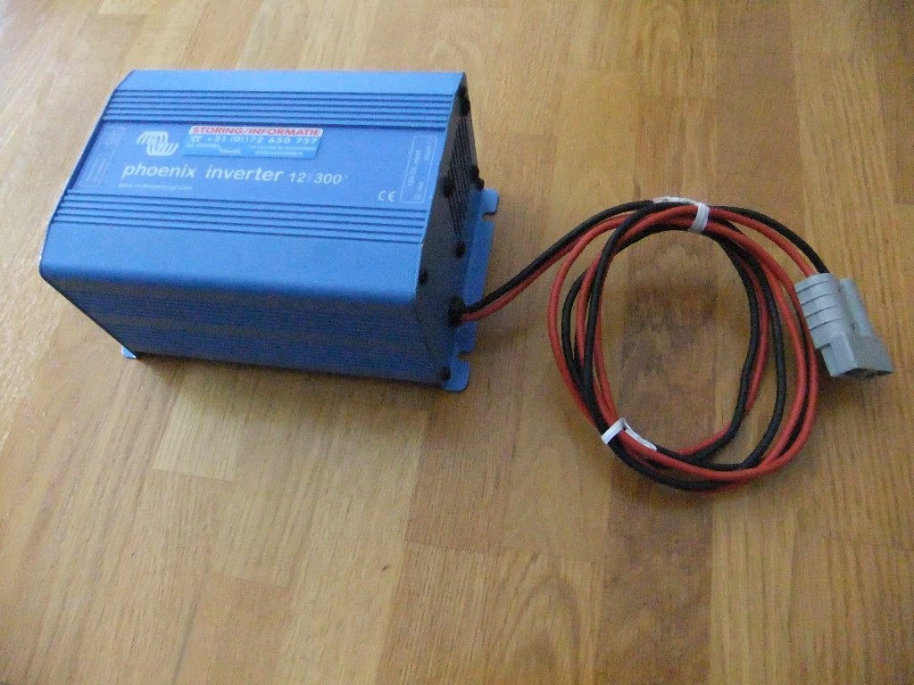 Victron Phoenix 12/300 omvormer., Ophalen of Verzenden, Zo goed als nieuw, Omvormer